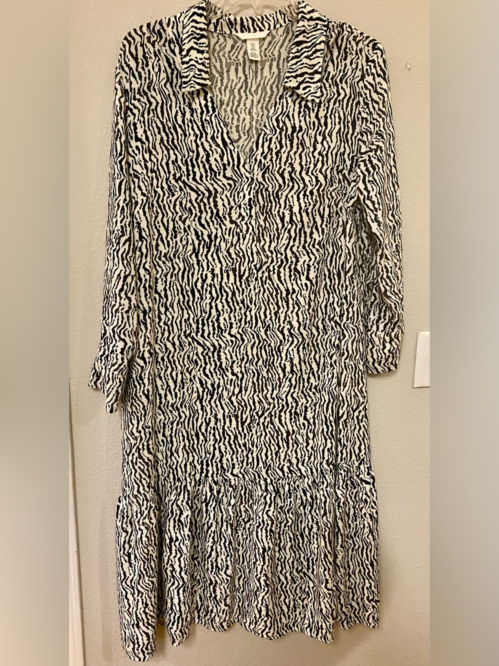 H&M Black and White Long-Sleeve Printed Midi Dress - Sizes XL - EUC!